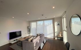 Immaculate 2Bed Apartment In London- City Views